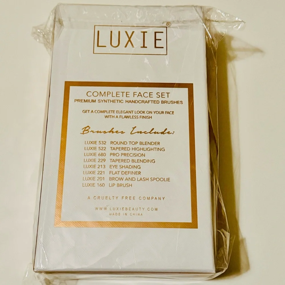 LUXIE COMPLETE FACE SET 8 PIECE PINK/ROSE GOLD BRUSH SET NIB!